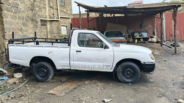 Nissan Hardbody 1998 White