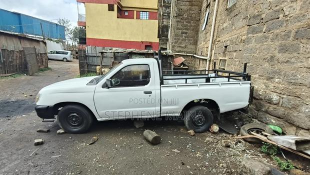 Nissan Hardbody 1998 White