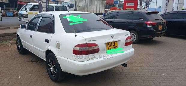 Toyota Corolla 2000 White