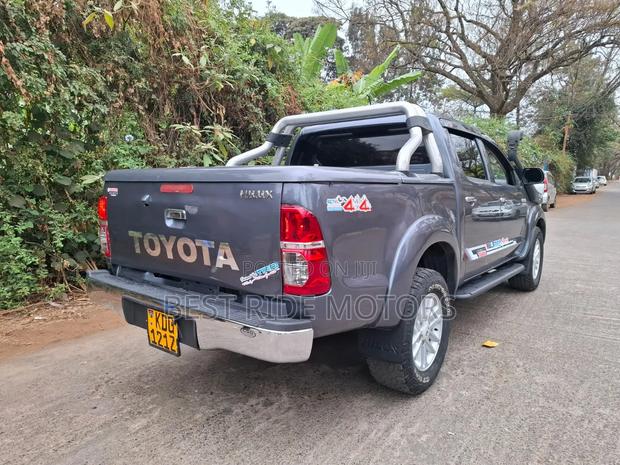 Toyota Hilux 3.0 D-4D 4x4 2015 Gray