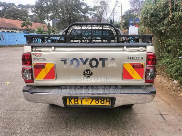 Toyota Hilux 2014 Gold