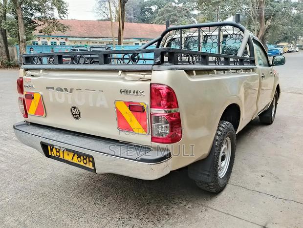 Toyota Hilux 2012 Gold