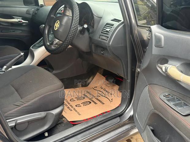 Toyota Auris 2010 Gray