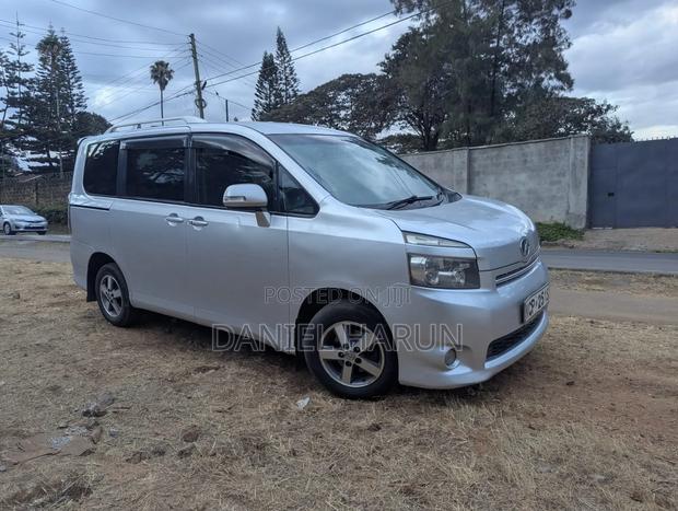 Toyota Voxy V 2WD 8-Seater 2012 Silver