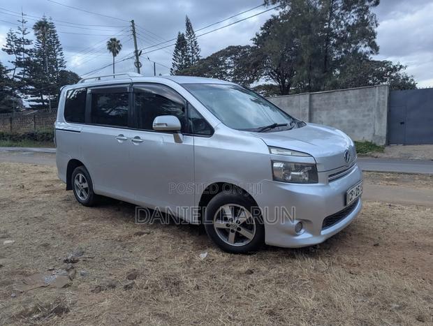 Toyota Voxy V 2WD 8-Seater 2012 Silver