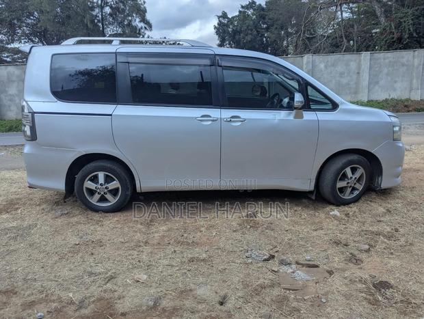 Toyota Voxy V 2WD 8-Seater 2012 Silver