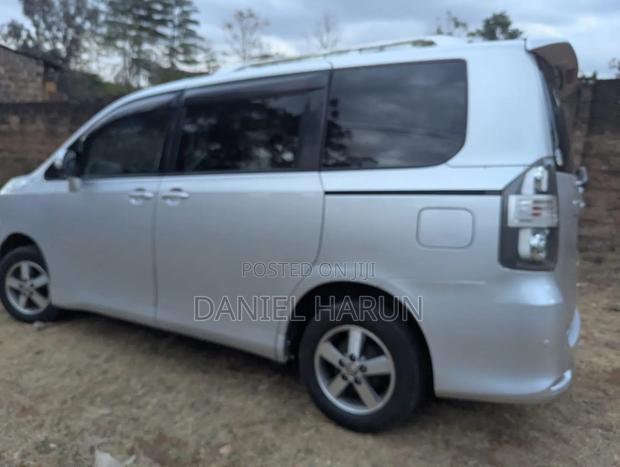 Toyota Voxy V 2WD 8-Seater 2012 Silver