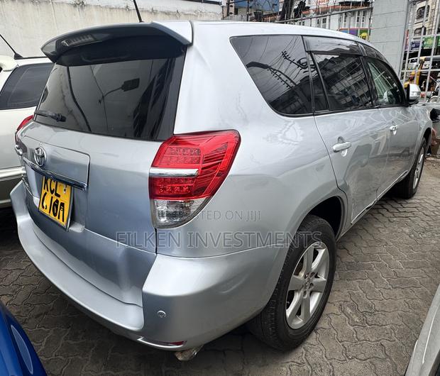 Toyota Vanguard 2012 Silver