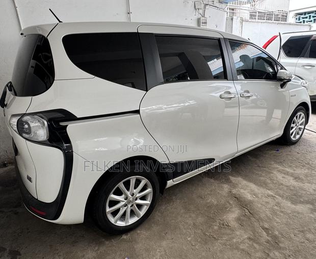 Toyota Sienta 1.5 Hybrid FWD 2018 White