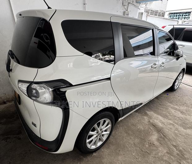 Toyota Sienta 1.5 Hybrid FWD 2018 White
