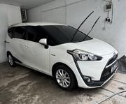 Toyota Sienta 1.5 Hybrid FWD 2018 White for sale