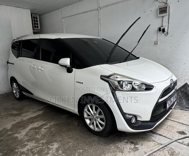 Toyota Sienta 1.5 Hybrid FWD 2018 White