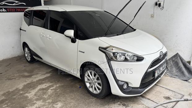 Toyota Sienta 1.5 Hybrid FWD 2018 White