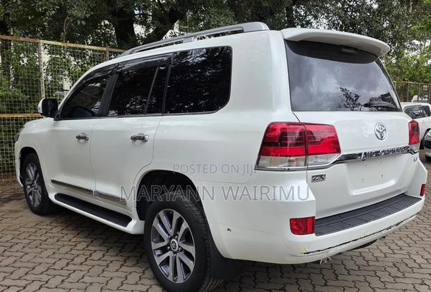 Toyota Land Cruiser 4.6 V8 ZX 2017 White