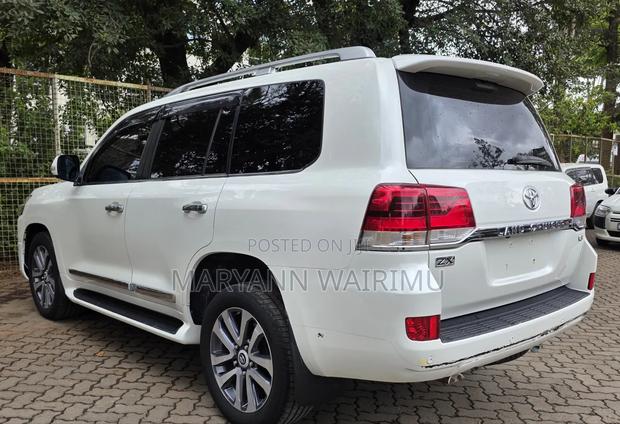 Toyota Land Cruiser 4.6 V8 ZX 2017 White