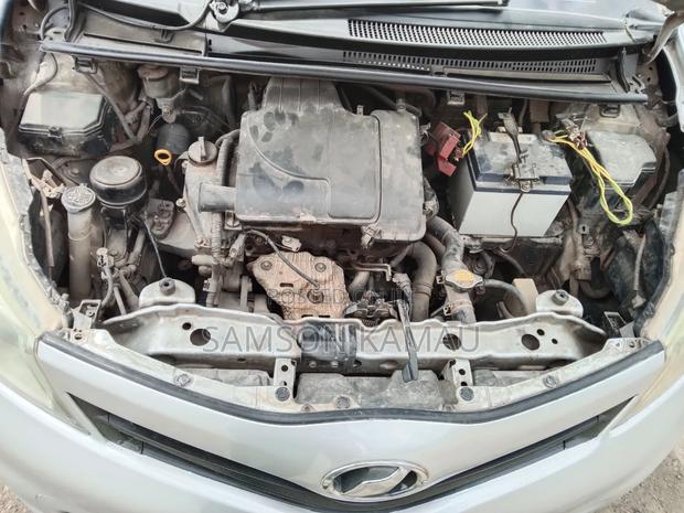 Toyota Vitz 2012 Silver
