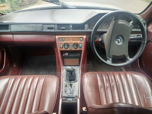 Mercedes-Benz 200E 1992 Silver