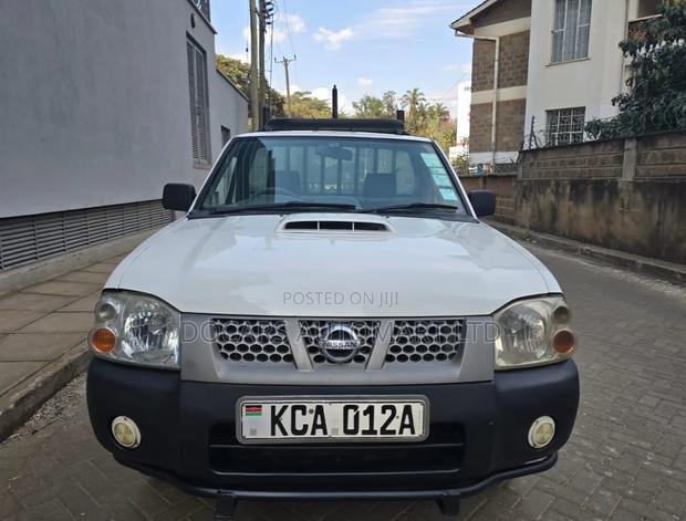 Nissan Hardbody 2013 White