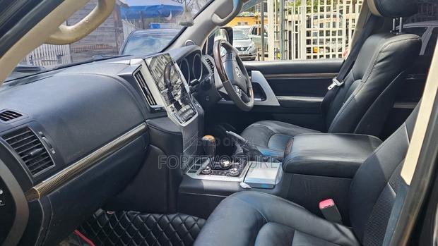 Toyota Land Cruiser 2010 Black