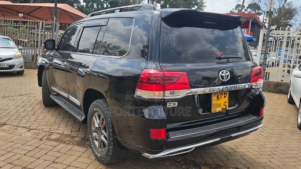 Toyota Land Cruiser 2010 Black