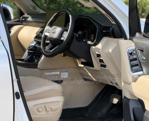 Toyota Land Cruiser LC300 2023