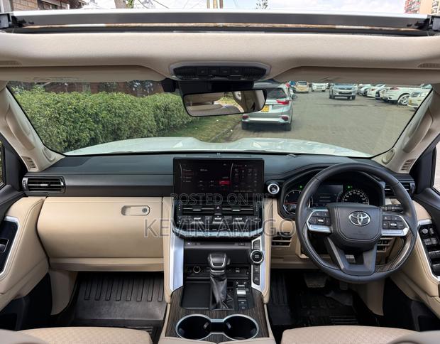 Toyota Land Cruiser LC300 2023
