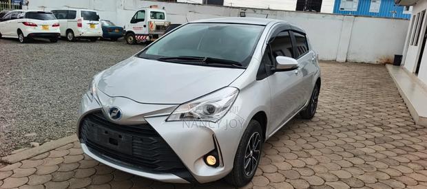 Toyota Vitz 1.3 AWD 5dr 2018 Silver