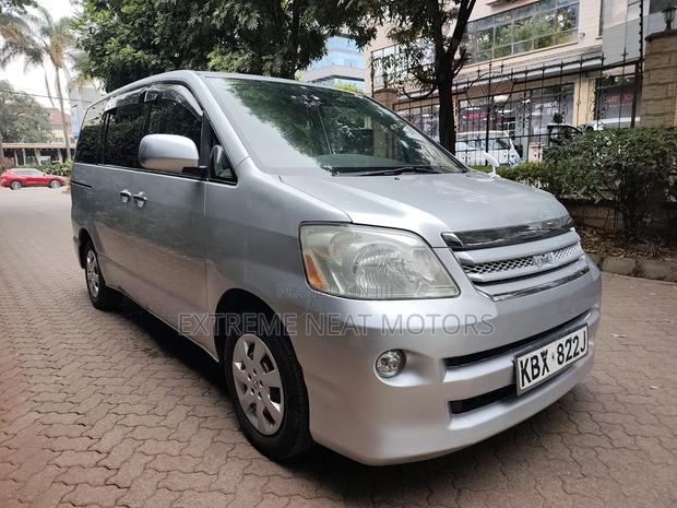 Toyota Noah 2.0 FWD (8 Seater) 2006 Silver