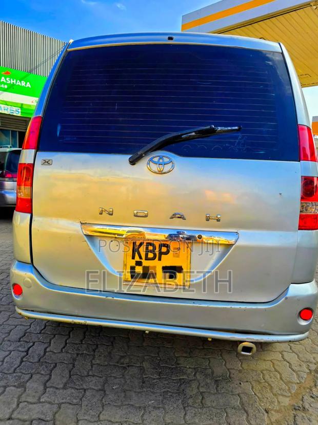 Toyota Noah 2004 Silver