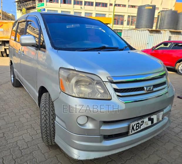 Toyota Noah 2004 Silver