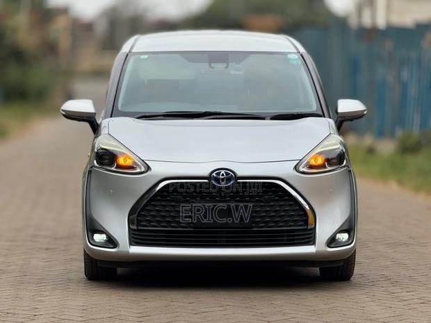 Toyota Sienta 1.5 FWD 2018 Silver