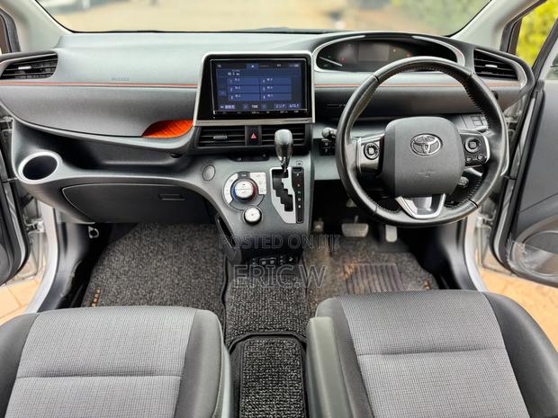 Toyota Sienta 1.5 FWD 2018 Silver