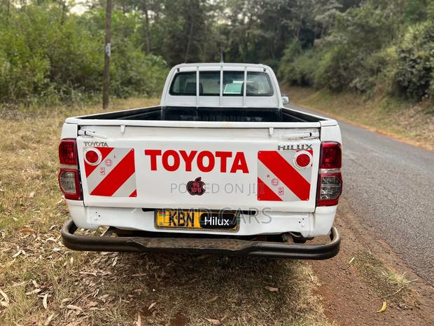 Toyota Hilux 2.5 D-4D SRX 2011 White