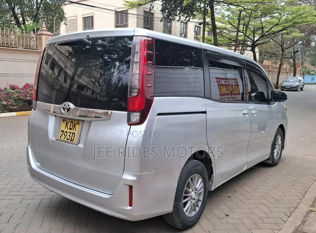 Toyota Noah 2.0 FWD (8 Seater) 2015 Silver