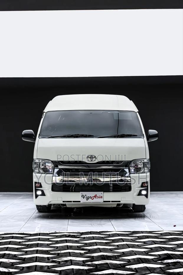 Toyota Grand HiAce 2002 White