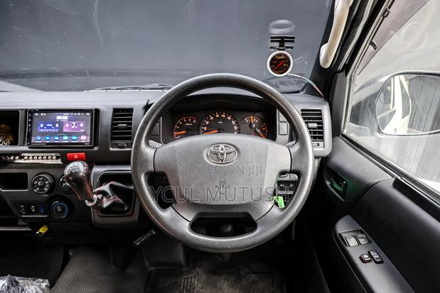 Toyota Grand HiAce 2002 White