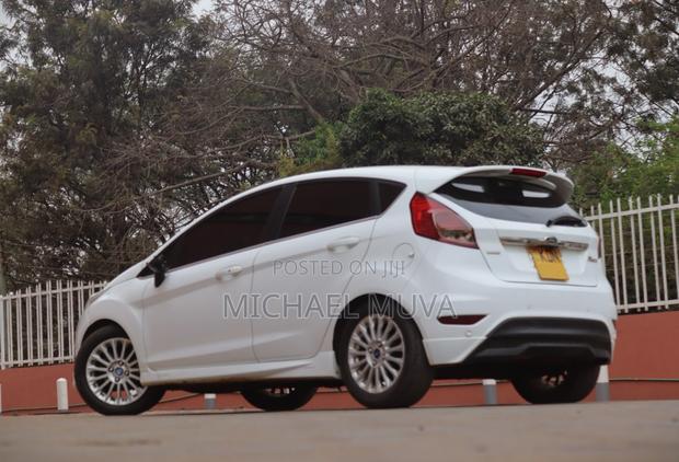 Ford Fiesta SE Hatchback 2016 Pearl
