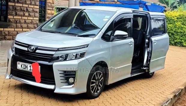 Toyota Noah 2.0 FWD (8 Seater) 2015 Gray