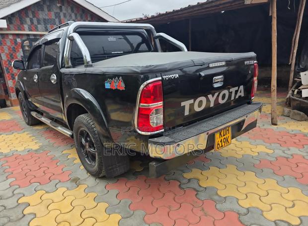 Toyota Hilux 2015 Black