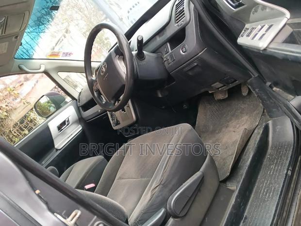 Toyota Noah 2013