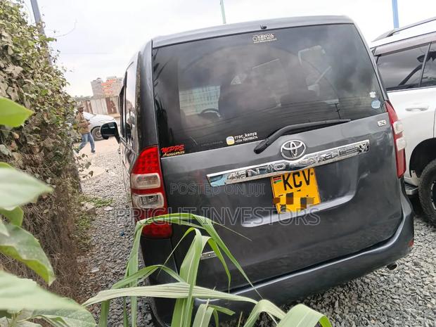 Toyota Noah 2013