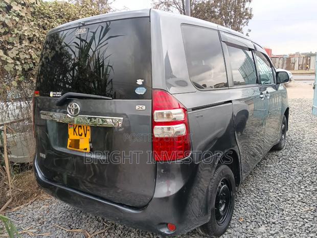 Toyota Noah 2013