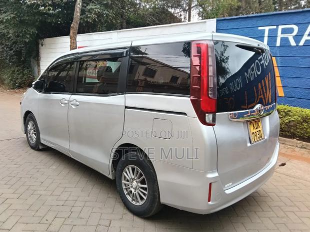 Toyota Noah 2.0 FWD (8 Seater) 2015 Silver