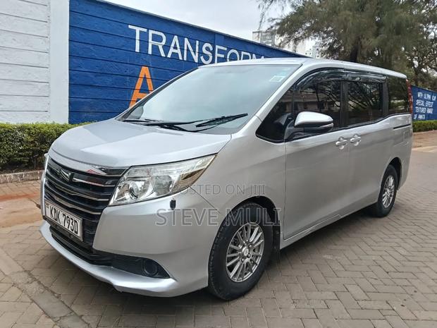 Toyota Noah 2.0 FWD (8 Seater) 2015 Silver