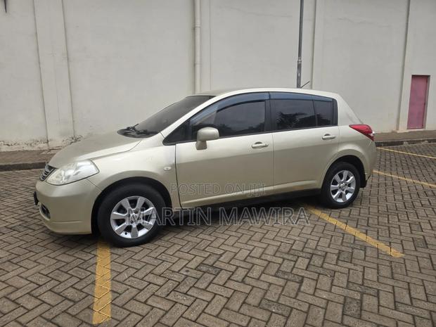 Nissan Tiida 2010 Gold