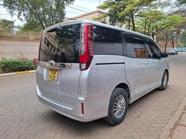 Toyota Noah 2.0 FWD (8 Seater) 2015 Silver