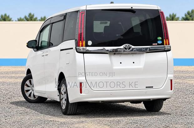 Toyota Noah 2.0 AWD (7 Seater) 2019 White