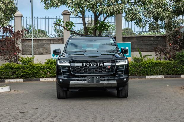 Toyota Land Cruiser LC300 2023 Black