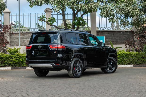 Toyota Land Cruiser LC300 2023 Black