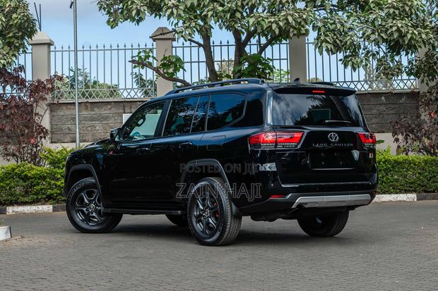 Toyota Land Cruiser LC300 2023 Black
